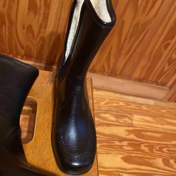 Good for snow and waterproof zipper on the back and warm inside faux fur heel 3” - Picture 5 of 5